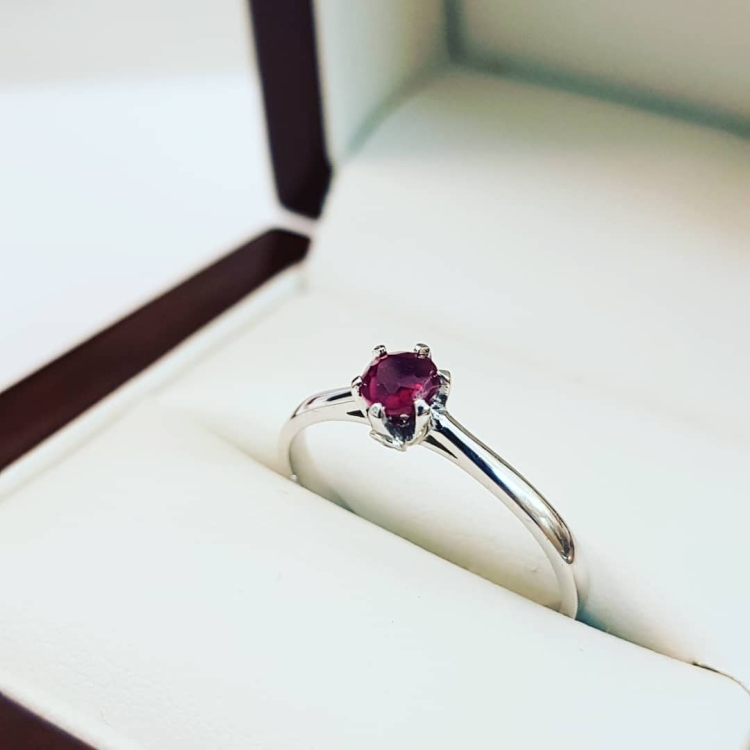 Pierścionek zaręczynowy z rubinem i diamentami – prezentacja na ekspozytorze – ABGOLD Baczyński