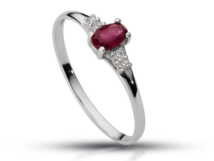 Pierścionek zaręczynowy z rubinem i diamentami białe złoto 585 – ujęcie boczne – ABGOLD Baczyński