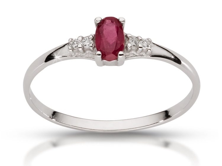Pierścionek zaręczynowy z rubinem i diamentami z białego złota 585 – widok z przodu – ABGOLD Baczyński