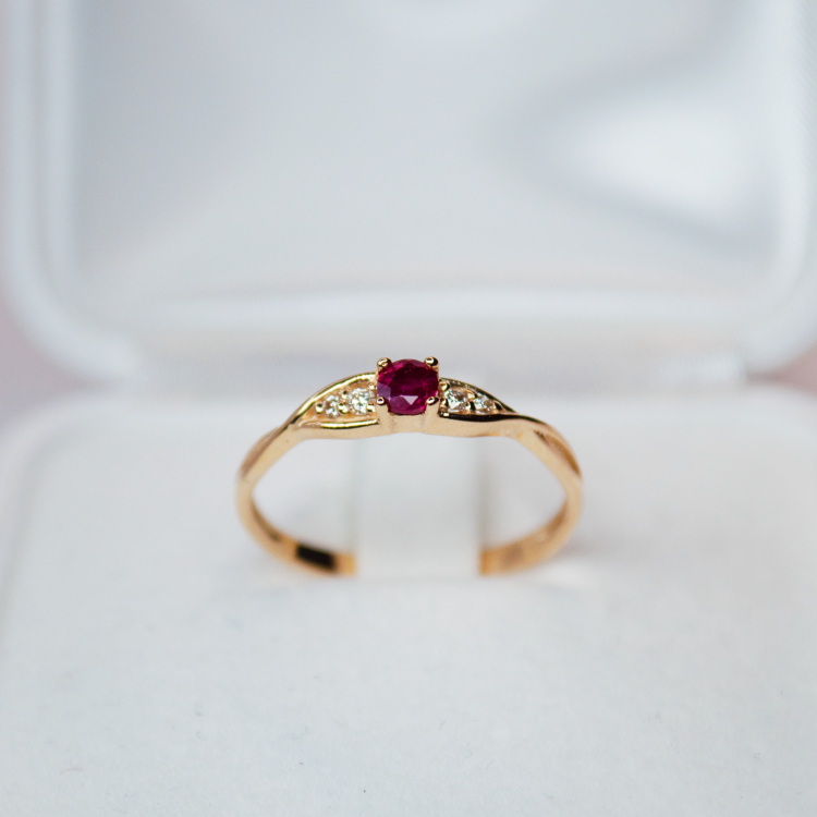 Pierścionek zaręczynowy rubin diamenty 585 – widok z przodu – ABGOLD Baczyński