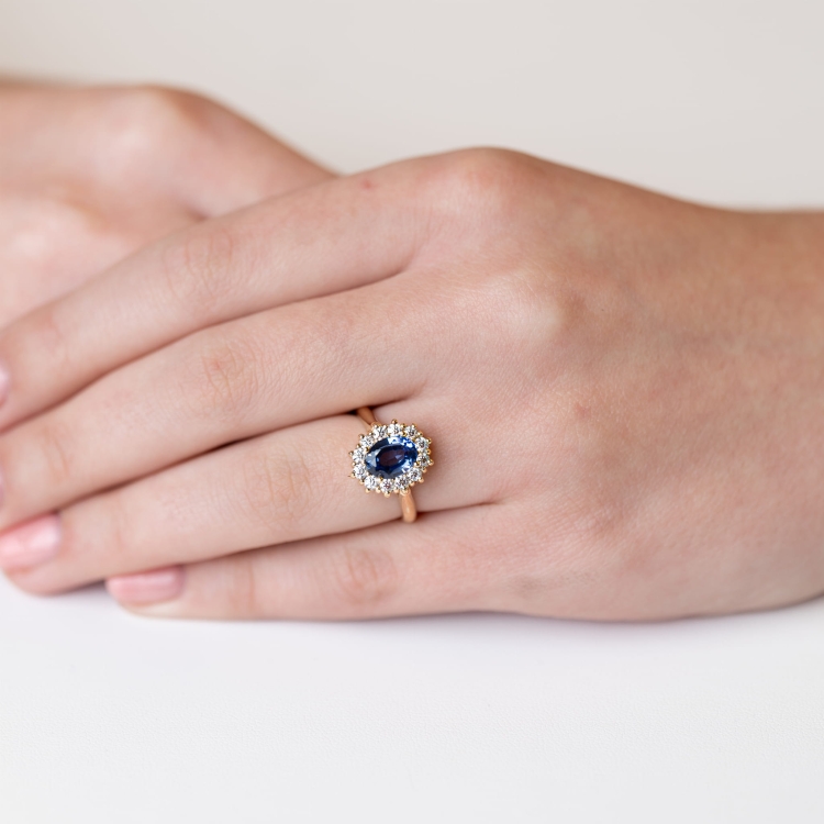 Pierścionek zaręczynowy z diamentami i szafirem – prezentacja na dłoni – ABGOLD Baczyński