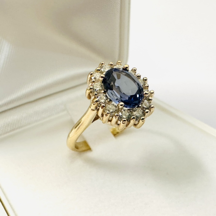 Pierścionek zaręczynowy z diamentami i szafirem – widok z góry – ABGOLD Baczyński