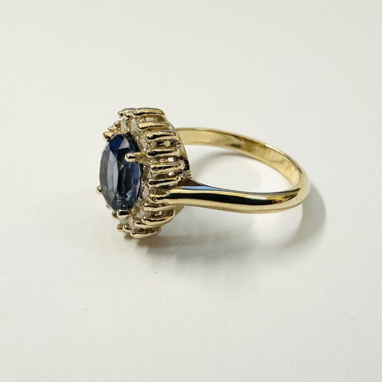 Pierścionek zaręczynowy z diamentami i szafirem – detal kamienia – ABGOLD Baczyński