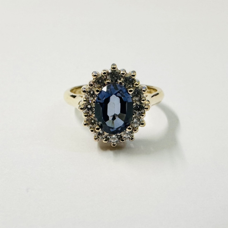 Pierścionek zaręczynowy z diamentami i szafirem – prezentacja produktu – ABGOLD Baczyński