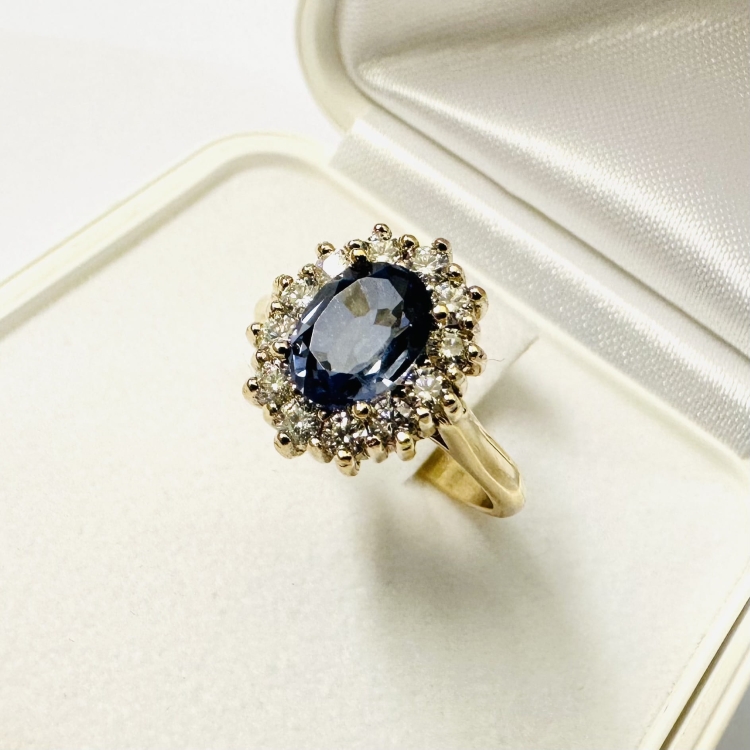 Pierścionek zaręczynowy z diamentami i szafirem – alternatywne ujęcie – ABGOLD Baczyński