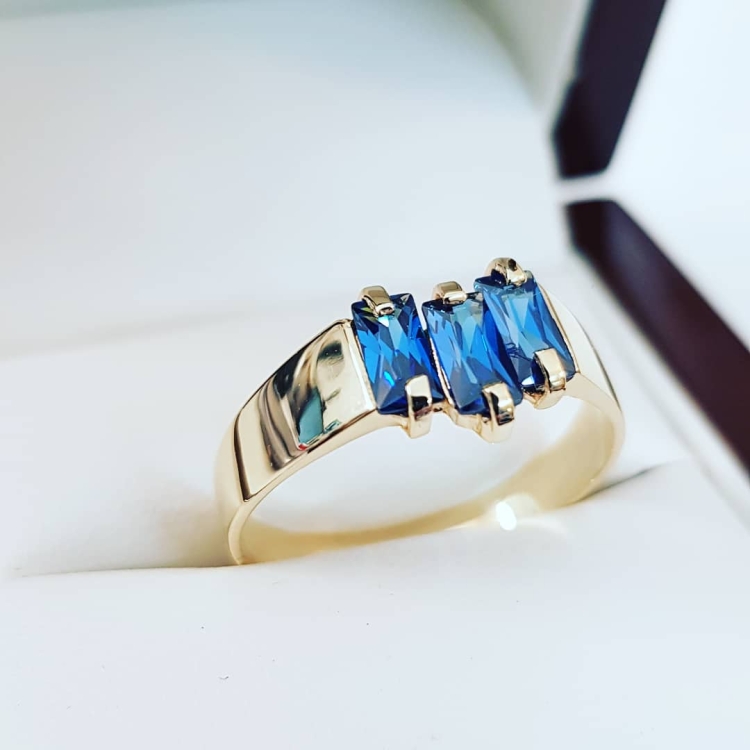 Pierścionek z szafirami bagietkowymi – ujęcie pod kątem – ABGOLD Baczyński