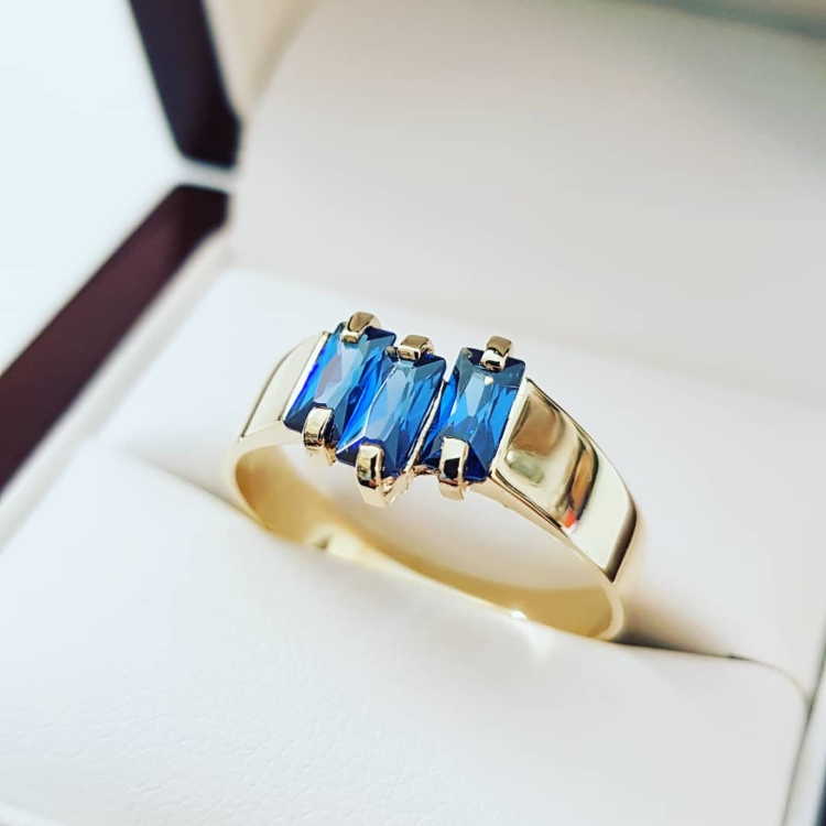 Pierścionek z szafirami bagietkowymi – ujęcie boczne – ABGOLD Baczyński