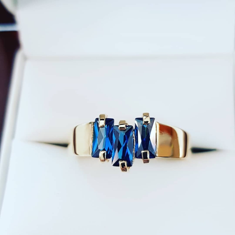 Pierścionek z szafirami bagietkowymi – profil pierścionka – ABGOLD Baczyński