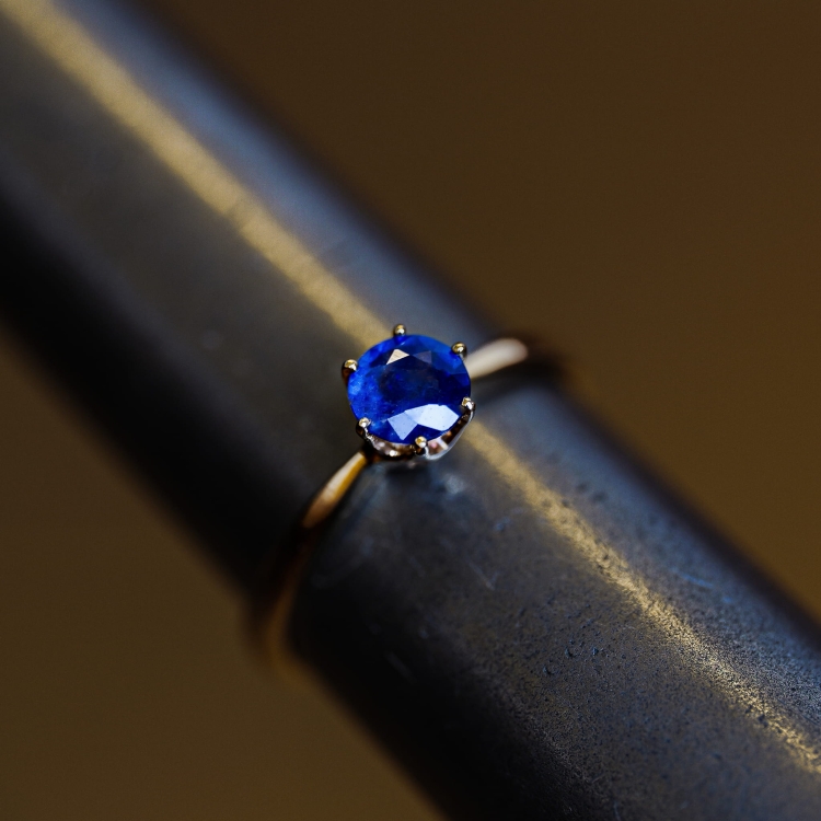 Pierścionek z szafirem – na ryglu jubilerskim – ABGOLD Baczyński