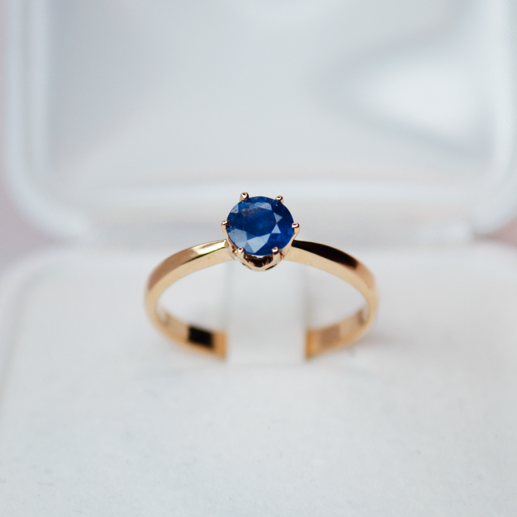 Pierścionek z szafirem – widok z przodu – ABGOLD Baczyński