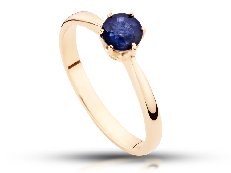 Pierścionek z szafirem – ujęcie pod kątem – ABGOLD Baczyński