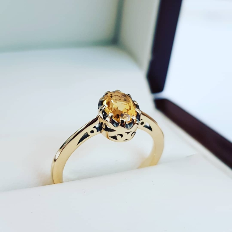 Pierścionek vintage retro z cytrynem – ujęcie boczne – ABGOLD Baczyński