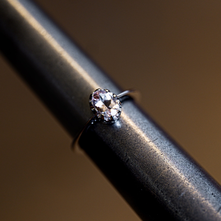 Pierścionek zaręczynowy vintage retro z morganitem – na ryglu jubilerskim – ABGOLD Baczyński