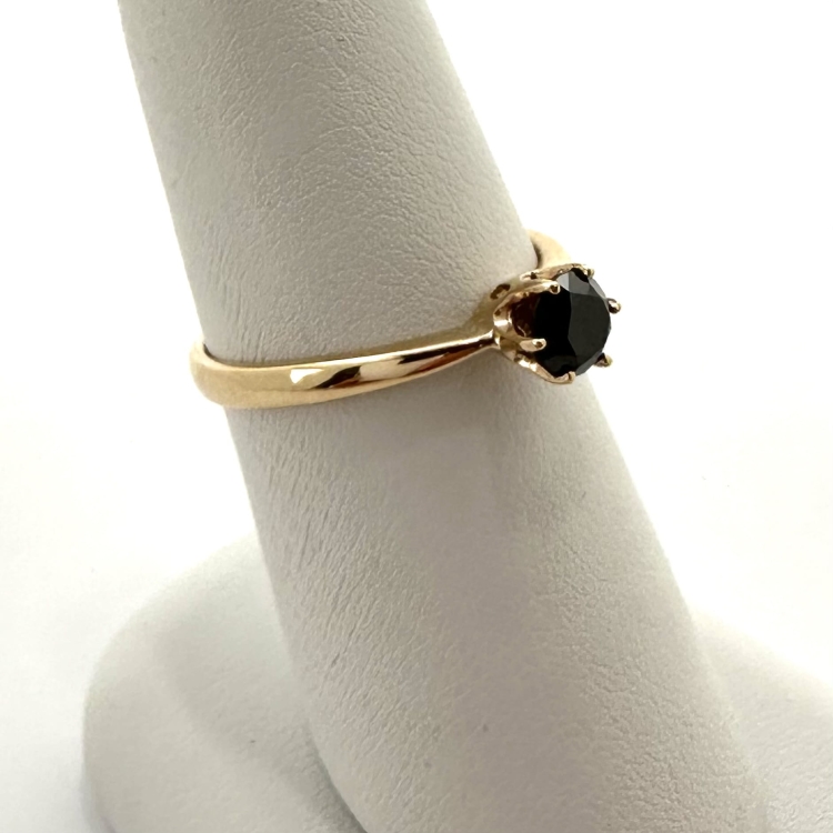 Złoty pierścionek z czarnym diamentem 585 – detal oprawy – ABGOLD Baczyński