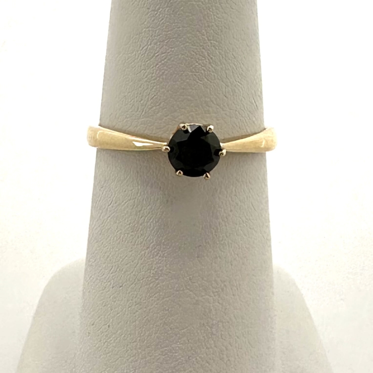 Złoty pierścionek z czarnym diamentem 585 – detal obrączki – ABGOLD Baczyński