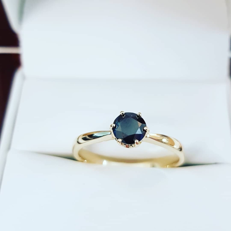 Pierścionek z czarnym diamentem próba 585 – ujęcie z góry – ABGOLD Baczyński