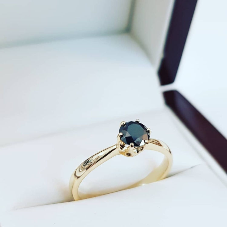 Złoty pierścionek z czarnym diamentem 585 – perspektywa boczna – ABGOLD Baczyński