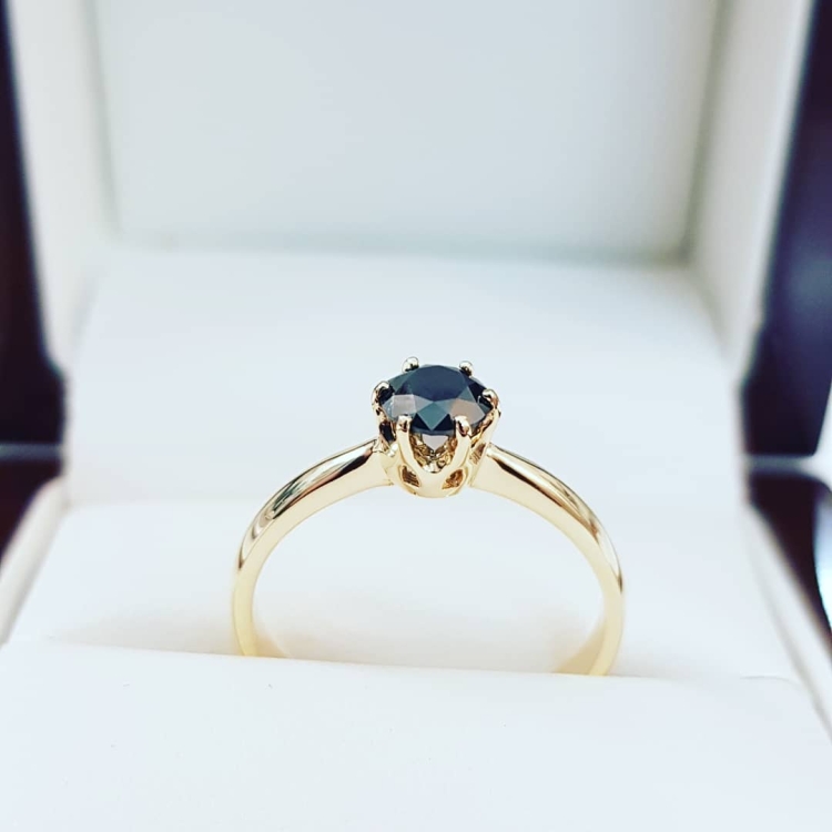 Pierścionek z czarnym diamentem próba 585 – detal kamienia – ABGOLD Baczyński