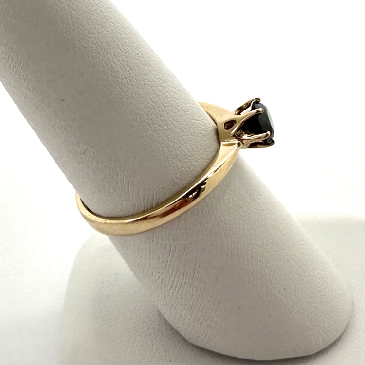 Złoty pierścionek z czarnym diamentem 585 – minimalistyczne ujęcie – ABGOLD Baczyński