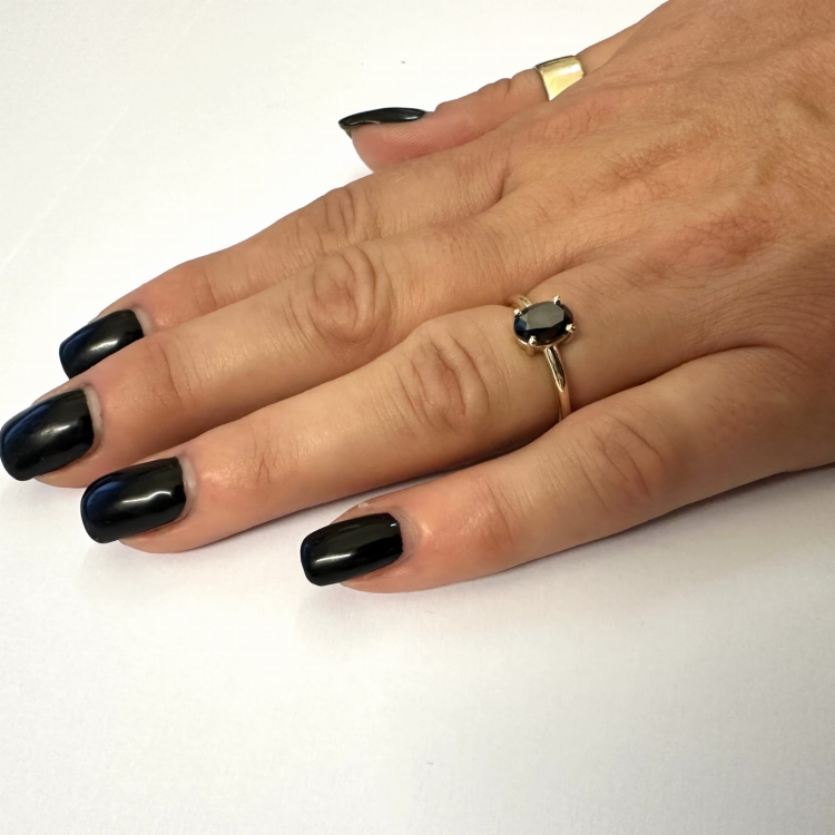 Złoty pierścionek z czarnym diamentem 585 – na dłoni – ABGOLD Baczyński