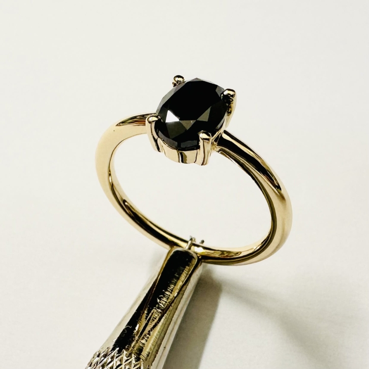 Pierścionek z czarnym diamentem owalnym 585 – ujęcie pod kątem – ABGOLD Baczyński