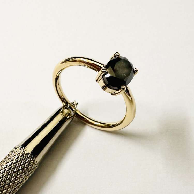 Złoty pierścionek z czarnym diamentem naturalnym 585 – widok boczny – ABGOLD Baczyński