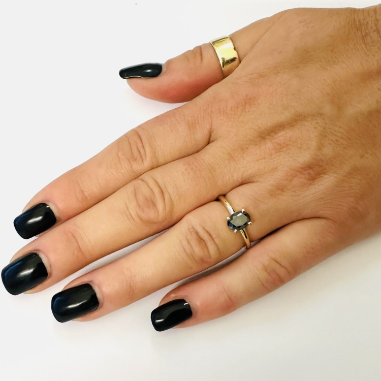 Pierścionek z czarnym diamentem naturalnym próba 585 – na palcu – ABGOLD Baczyński