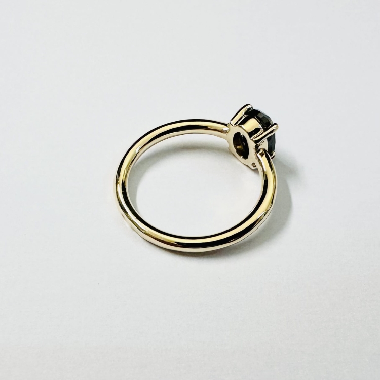 Złoty pierścionek z czarnym diamentem owalnym 585 – detal oprawy – ABGOLD Baczyński