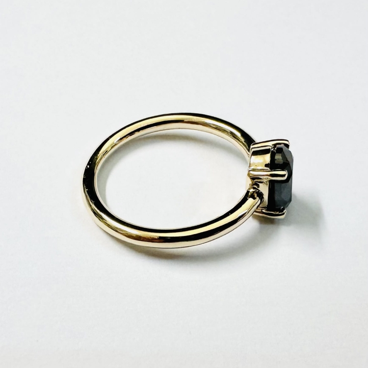 Pierścionek z czarnym diamentem naturalnym próba 585 – ujęcie tylne – ABGOLD Baczyński