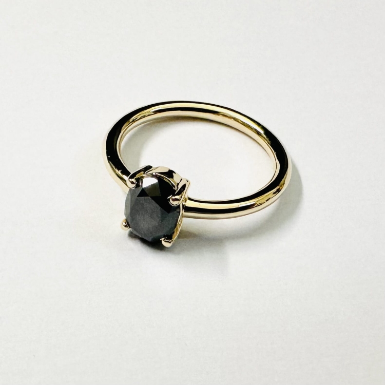 Pierścionek z czarnym diamentem owalnym próba 585 – detal obrączki – ABGOLD Baczyński