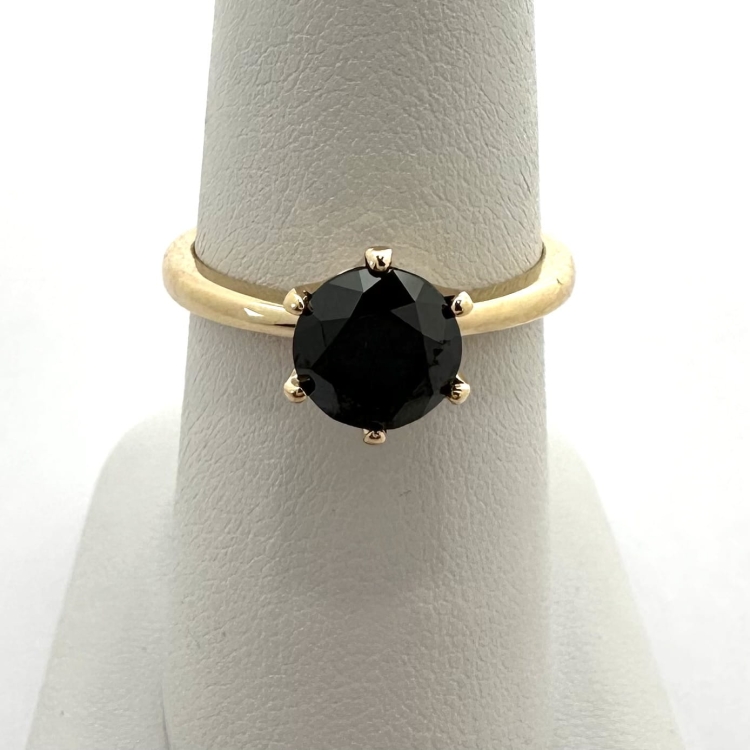 Złoty pierścionek z czarnym diamentem 1,50 ct – detal obrączki – ABGOLD Baczyński