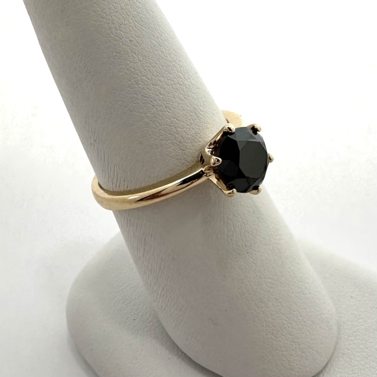 Pierścionek z czarnym diamentem 1,50 ct – ujęcie boczne na palcu – ABGOLD Baczyński