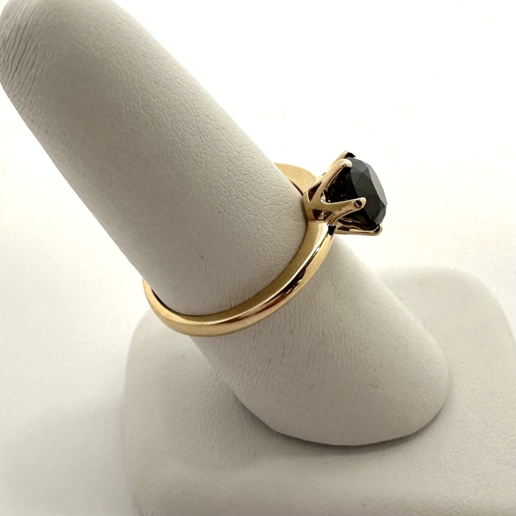 Złoty pierścionek z czarnym diamentem 1,50 ct – detal osadzenia kamienia – ABGOLD Baczyński