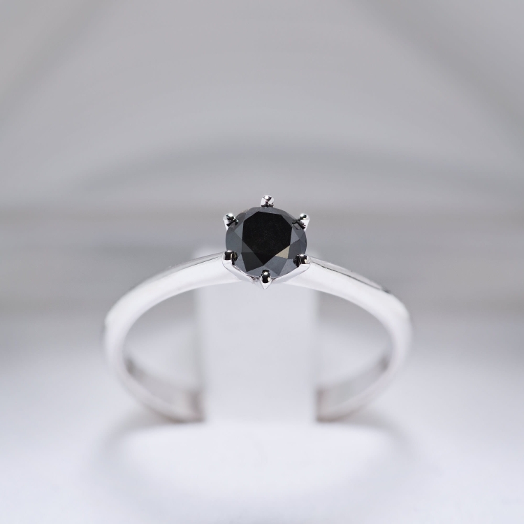 Złoty pierścionek z czarnym diamentem 0,50 ct – widok z przodu – ABGOLD Baczyński