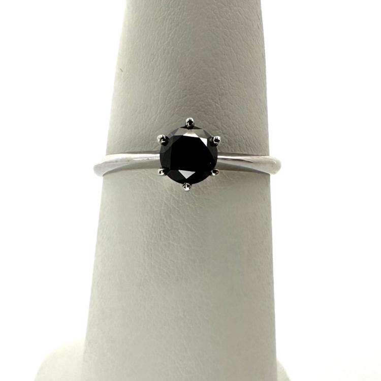 Złoty pierścionek z czarnym diamentem 0,50 ct – detal kamienia – ABGOLD Baczyński