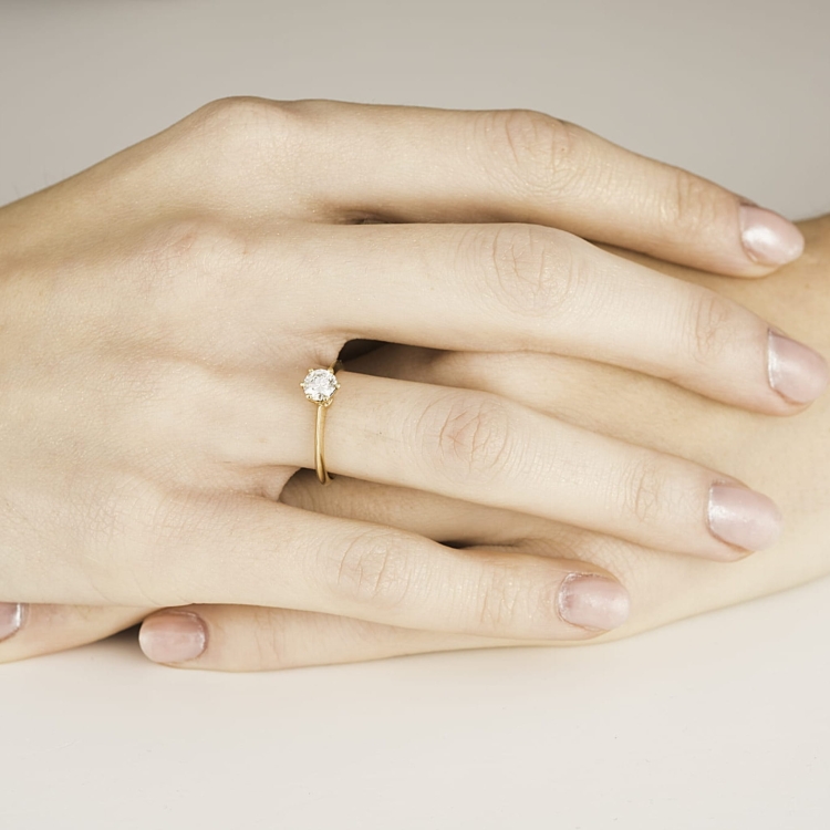 Pierścionek z czarnym diamentem 0,50 ct – zdjęcie lifestyle – ABGOLD Baczyński