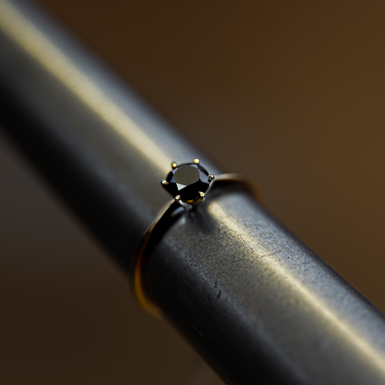 Złoty pierścionek z czarnym diamentem 0,50 ct – na ryglu jubilerskim – ABGOLD Baczyński