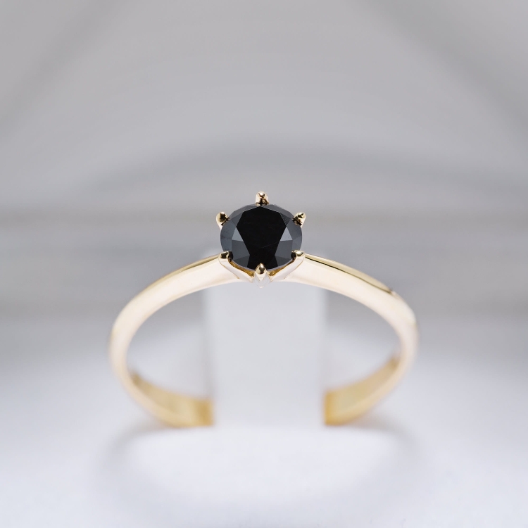 Złoty pierścionek z czarnym diamentem 0,50 ct – widok z przodu – ABGOLD Baczyński