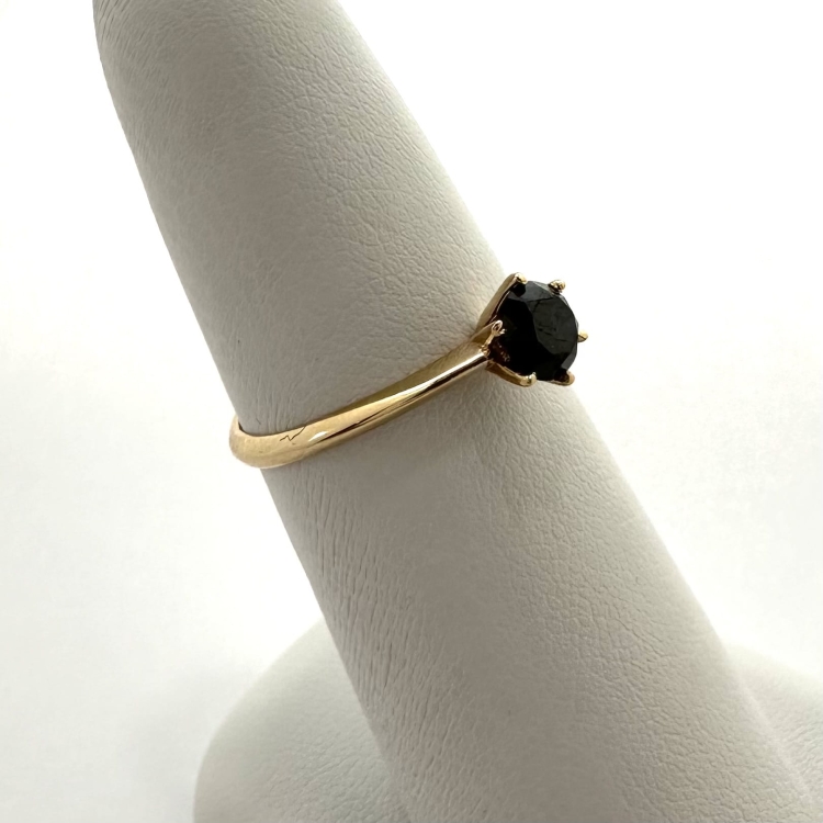 Złoty pierścionek z czarnym diamentem 0,50 ct – widok boczny – ABGOLD Baczyński