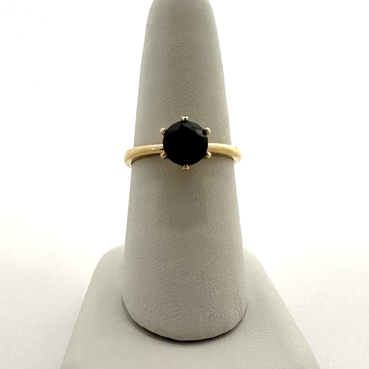 Złoty pierścionek z czarnym diamentem 0,50 ct – detal kamienia – ABGOLD Baczyński