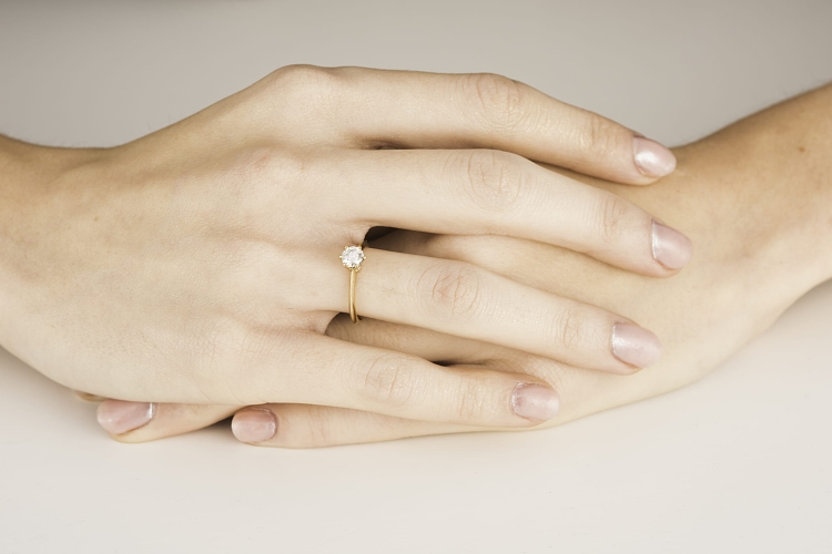 Pierścionek z czarnym diamentem 0,50 ct – wygląd na palcu – ABGOLD Baczyński