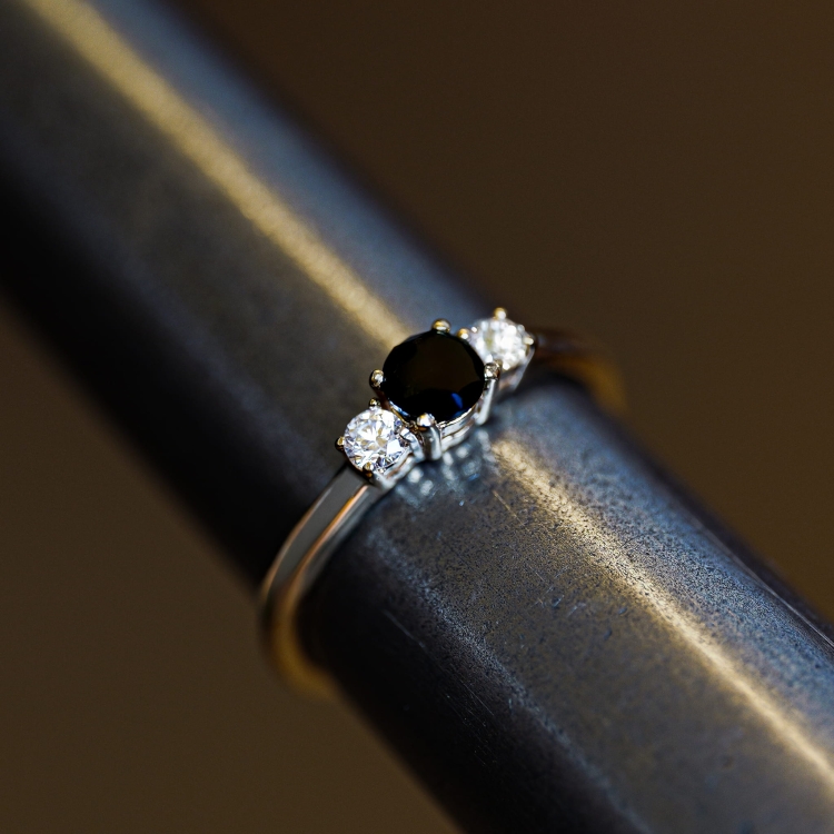 Złoty pierścionek z czarnym i białymi diamentami – na ryglu jubilerskim – ABGOLD Baczyński