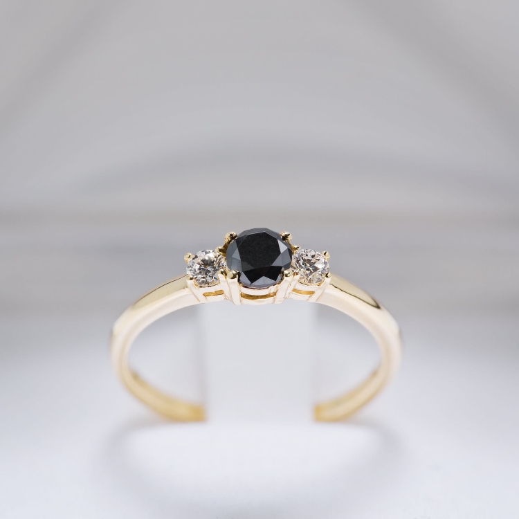 Złoty pierścionek z czarnym i białymi diamentami – prezentacja oprawy – ABGOLD Baczyński