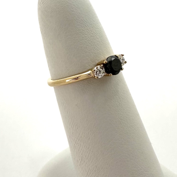 Złoty pierścionek z czarnym i białymi diamentami – detal oprawy – ABGOLD Baczyński