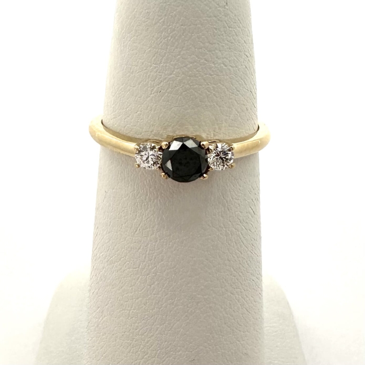 Złoty pierścionek z czarnym i białymi diamentami – widok na obrączkę – ABGOLD Baczyński