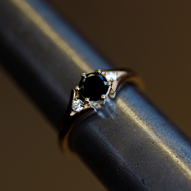 Złoty pierścionek z czarnym diamentem – na ryglu jubilerskim – ABGOLD Baczyński