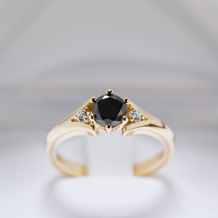 Złoty pierścionek z czarnym diamentem – packshot – ABGOLD Baczyński