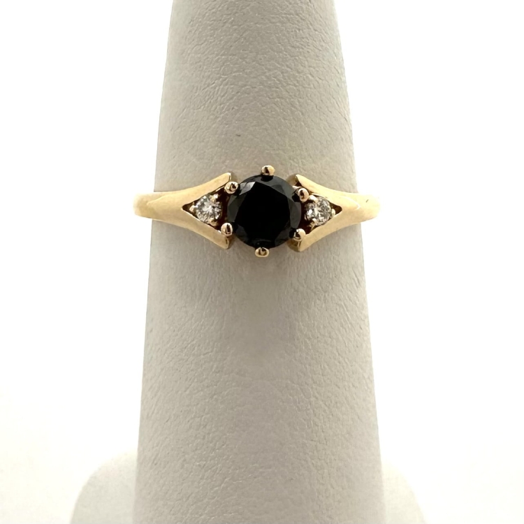Złoty pierścionek z czarnym diamentem – detal oprawy – ABGOLD Baczyński