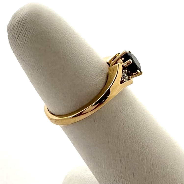 Złoty pierścionek z czarnym diamentem – ujęcie boczne – ABGOLD Baczyński