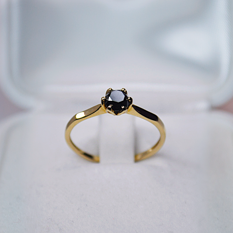 Pierścionek zaręczynowy z czarnym diamentem – widok z przodu – ABGOLD Baczyński